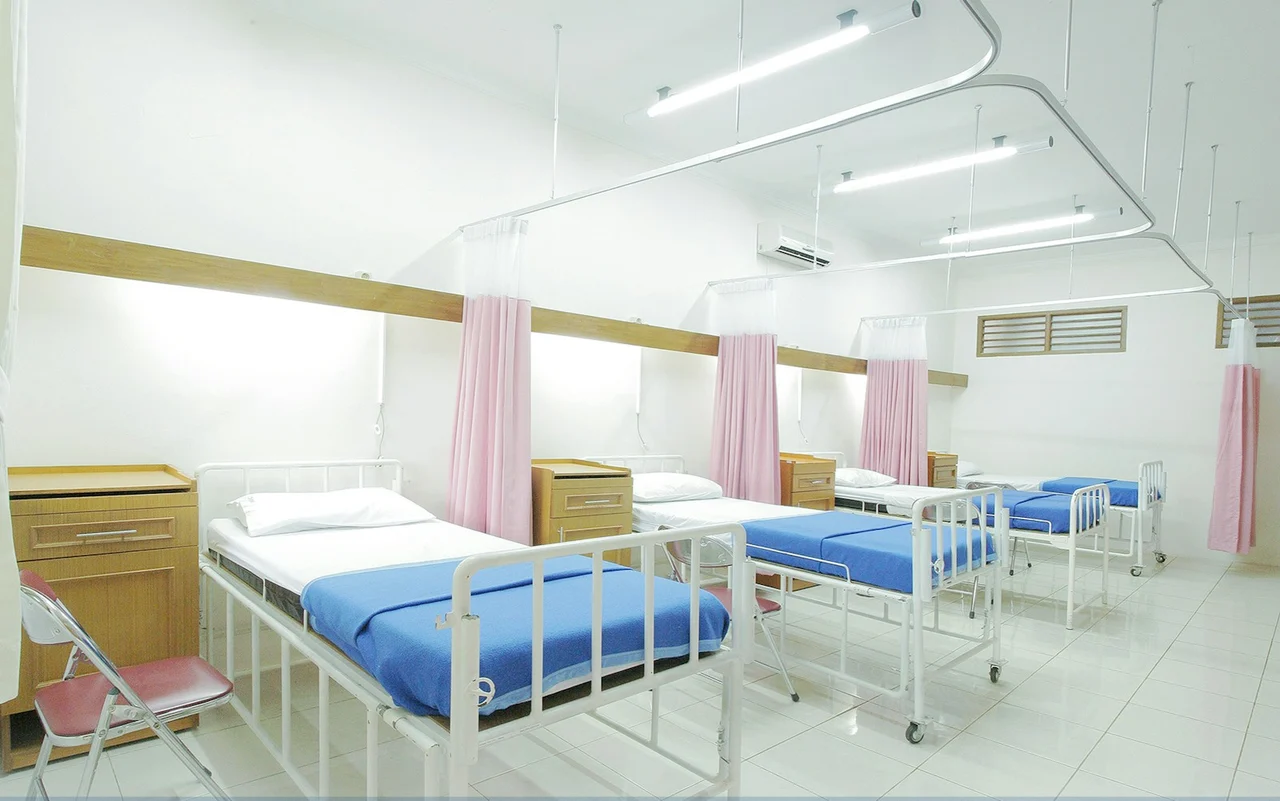 침대와 커튼이 마련된 병실 · 외부 실제 참고 사진